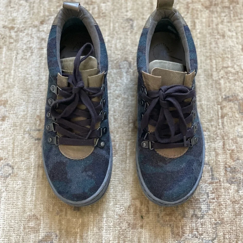 OTBT Green Lake size 7 in Blue Camo. NWOT - Picture 3 of 15